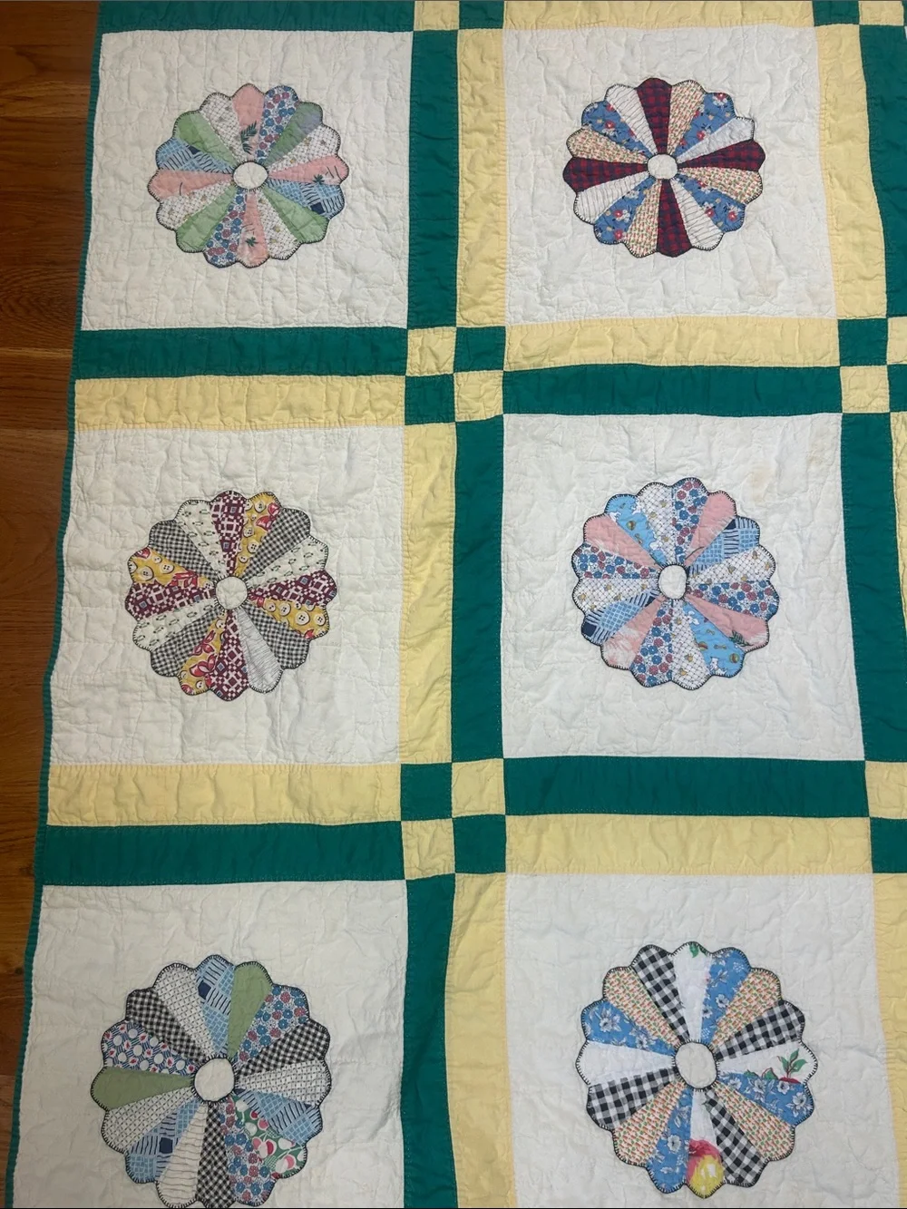 VTG Handmade Dresden Plate Quilt 63x82 Twin Hand Stitched Patchwork 1930s 1940s